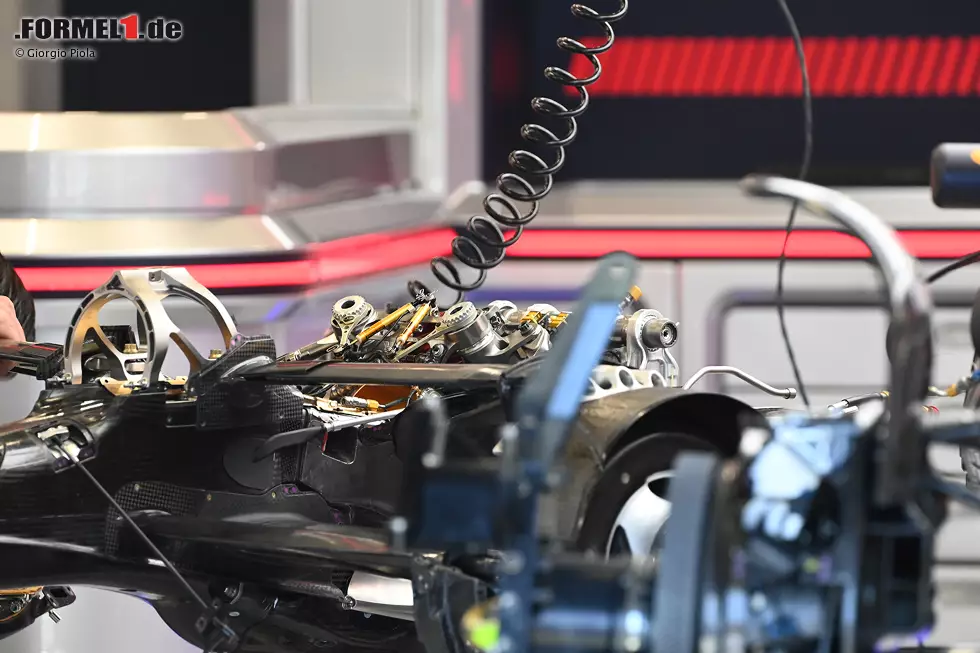 Hier sehen wir das Heck des Red Bull RB19, das noch nicht mit dem Chassis verbunden ist. Wir haben einen guten Blick auf einige der inneren Aufhängungselemente und die Heckflügelstütze. Wir können auch den Durchgang des Auspuffs unter den Aufhängungselementen sehen, die mit einer goldfarbenen, reflektierenden Beschichtung versehen sind. Foto zur News: Hier sehen wir das Heck des Red Bull RB19, das noch nicht mit dem Chassis verbunden ist. Wir haben einen guten Blick auf einige der inneren Aufhängungselemente und die Heckflügelstütze. Wir können auch den Durchgang des Auspuffs unter den Aufhängungselementen sehen, die mit einer goldfarbenen, reflektierenden Beschichtung versehen sind.