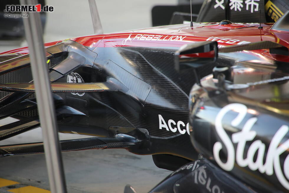 Bahrain: Alfa Romeo wendete in Bahrain eine Lösung an, die von Mercedes im Jahr 2022 eingeführt wurde. Die Schweizer wollten die Strömungsstrukturen im vorderen Teil des Fahrzeugs verfeinern und die Leistung im hinteren Teil verbessern. Das Blister-Design debütierte 2022 in Silverstone als Teil eines größeren Pakets. Bahrain: Alfa Romeo wendete in Bahrain eine Lösung an, die von Mercedes im Jahr 2022 eingeführt wurde. Die Schweizer wollten die Strömungsstrukturen im vorderen Teil des Fahrzeugs verfeinern und die Leistung im hinteren Teil verbessern. Das Blister-Design debütierte 2022 in Silverstone als Teil eines größeren Pakets.