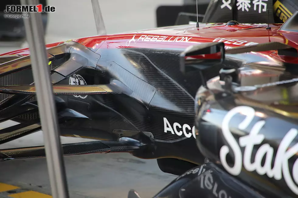 Bahrain: Alfa Romeo wendete in Bahrain eine Lösung an, die von Mercedes im Jahr 2022 eingeführt wurde. Die Schweizer wollten die Strömungsstrukturen im vorderen Teil des Fahrzeugs verfeinern und die Leistung im hinteren Teil verbessern. Das Blister-Design debütierte 2022 in Silverstone als Teil eines größeren Pakets. Foto zur News: Bahrain: Alfa Romeo wendete in Bahrain eine Lösung an, die von Mercedes im Jahr 2022 eingeführt wurde. Die Schweizer wollten die Strömungsstrukturen im vorderen Teil des Fahrzeugs verfeinern und die Leistung im hinteren Teil verbessern. Das Blister-Design debütierte 2022 in Silverstone als Teil eines größeren Pakets.