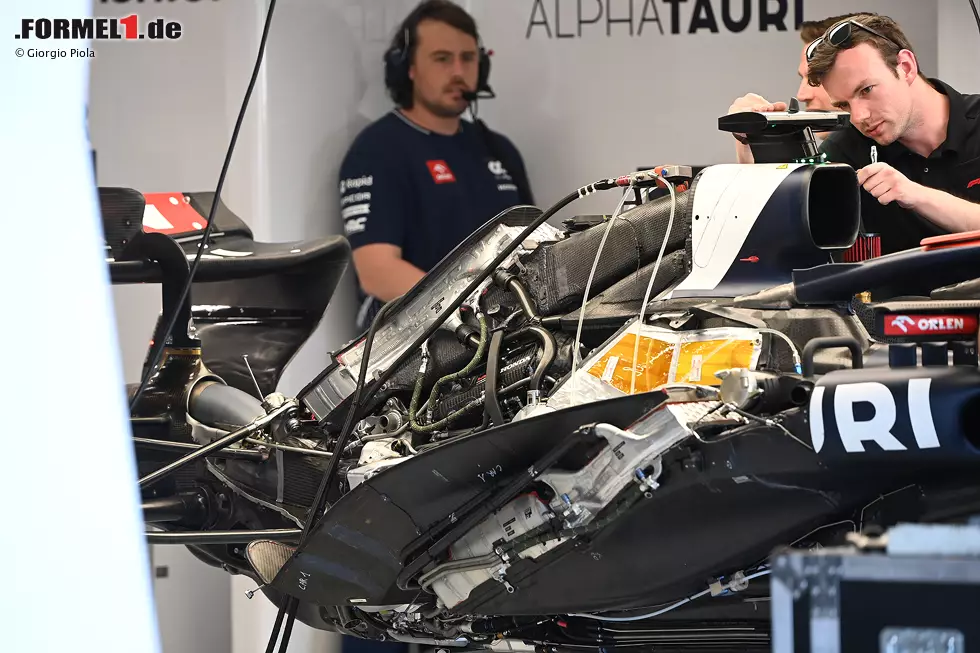 Ein Blick auf das Kühler-Layout des AlphaTauri AT04, bei dem das Team, wie schon seit vielen Jahren, einen großen Sattelkühler einsetzt. Dies ermöglicht es, das innere Layout der Sidepods zu optimieren. Foto zur News: Ein Blick auf das Kühler-Layout des AlphaTauri AT04, bei dem das Team, wie schon seit vielen Jahren, einen großen Sattelkühler einsetzt. Dies ermöglicht es, das innere Layout der Sidepods zu optimieren.
