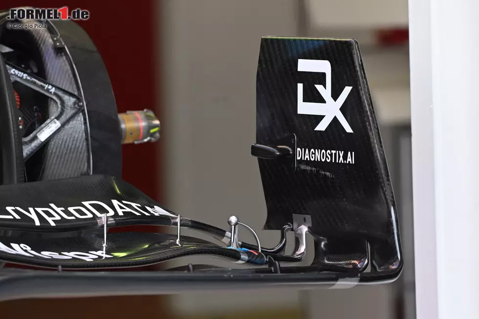 Das komplexe Zusammenspiel der Flaps und der Endplatte des Frontflügels des Alfa Romeo C43, wobei die beiden hinteren Elemente nach außen gedreht sind und ein Teil des unteren Teils der Endplatte ganz entfernt wurde, um mehr Auswasch-Effekt zu fördern. Foto zur News: Das komplexe Zusammenspiel der Flaps und der Endplatte des Frontflügels des Alfa Romeo C43, wobei die beiden hinteren Elemente nach außen gedreht sind und ein Teil des unteren Teils der Endplatte ganz entfernt wurde, um mehr Auswasch-Effekt zu fördern.