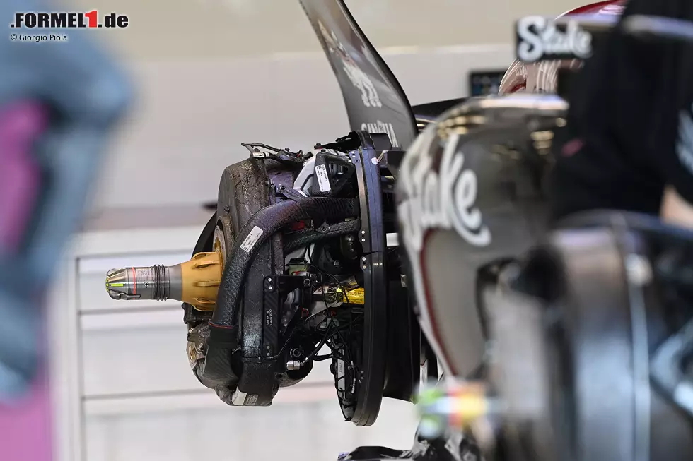 Eine ähnliche Anordnung am Heck des Fahrzeugs, wobei die Verkleidung die Bremsscheibe umschließt und der Bremssattel in der unteren Hälfte montiert ist. Foto zur News: Eine ähnliche Anordnung am Heck des Fahrzeugs, wobei die Verkleidung die Bremsscheibe umschließt und der Bremssattel in der unteren Hälfte montiert ist.