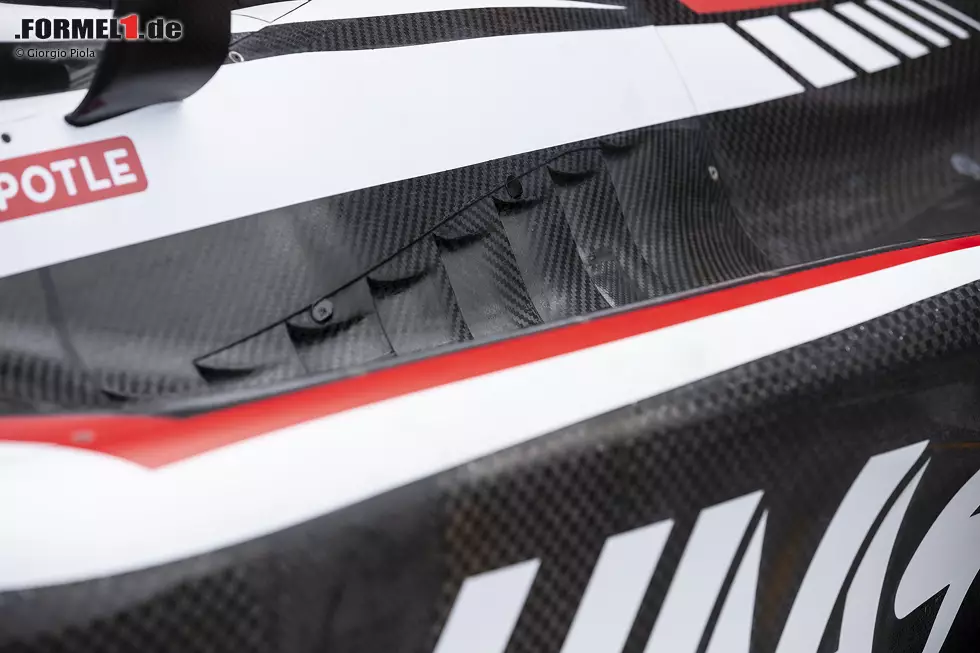 Eine Detailaufnahme der Kühlschlitze im oberen Bereich der Seitenkästen im VF-23. Foto zur News: Eine Detailaufnahme der Kühlschlitze im oberen Bereich der Seitenkästen im VF-23.