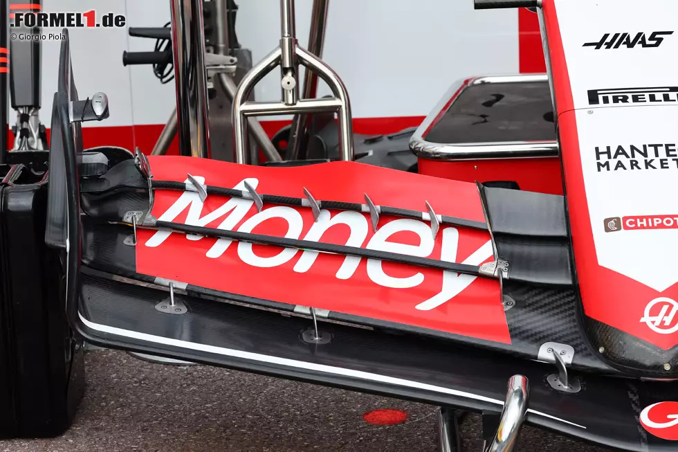 Ab Monaco orientiert sich Haas an Ferrari und verwendet die Abstandshalter auf den Frontflügel-Flaps auch zu aerodynamischen Zwecken. Diese kleinen Streben helfen dabei, die Luft um die Vorderräder herumzuleiten. Foto zur News: Ab Monaco orientiert sich Haas an Ferrari und verwendet die Abstandshalter auf den Frontflügel-Flaps auch zu aerodynamischen Zwecken. Diese kleinen Streben helfen dabei, die Luft um die Vorderräder herumzuleiten.