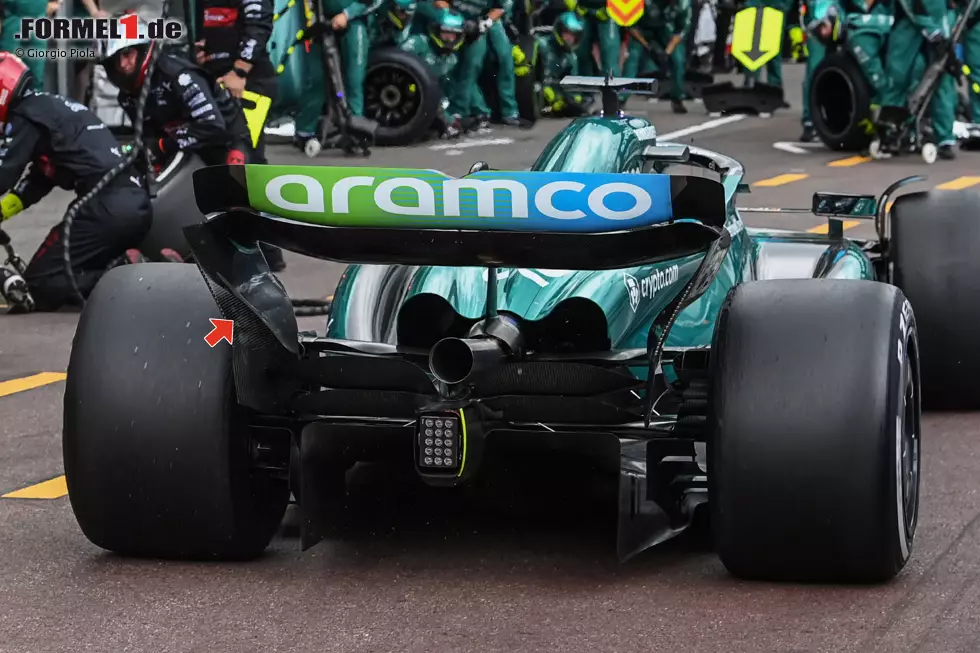 ... mehr Vielfalt in diesem Bereich: Aston Martin etwa verwendet teilweise auch auf der Endplatten-Innenseite eine zusätzliche Kante, um mehr Abtrieb zu erzeugen. Die hier gezeigte Form stammt vom Monaco-Grand-Prix. Spannend ist aber auch, wie ... Foto zur News: ... mehr Vielfalt in diesem Bereich: Aston Martin etwa verwendet teilweise auch auf der Endplatten-Innenseite eine zusätzliche Kante, um mehr Abtrieb zu erzeugen. Die hier gezeigte Form stammt vom Monaco-Grand-Prix. Spannend ist aber auch, wie ...