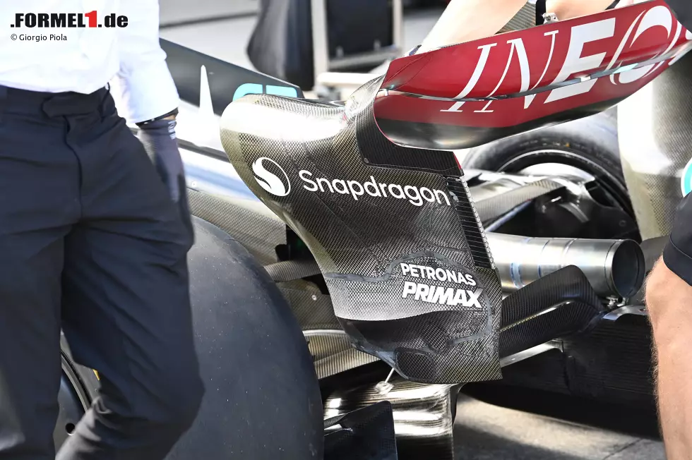 ... Mercedes mit seinem Ansatz: Hier weist die Kante eine im Formel-1-Fahrerlager einmalige Form auf, denn die Kante steigt erst an, flacht sich im weiteren Verlauf aber wieder ab - und wird ebenfalls nicht bis an den hinteren Rand der Endplatte durchgeführt. Und es gibt noch deutlich ... Foto zur News: ... Mercedes mit seinem Ansatz: Hier weist die Kante eine im Formel-1-Fahrerlager einmalige Form auf, denn die Kante steigt erst an, flacht sich im weiteren Verlauf aber wieder ab - und wird ebenfalls nicht bis an den hinteren Rand der Endplatte durchgeführt. Und es gibt noch deutlich ...