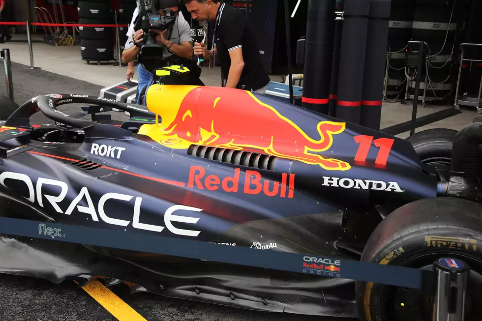 Foto zur News: Red Bull RB19: Kühlschlitze in der Motorhaube