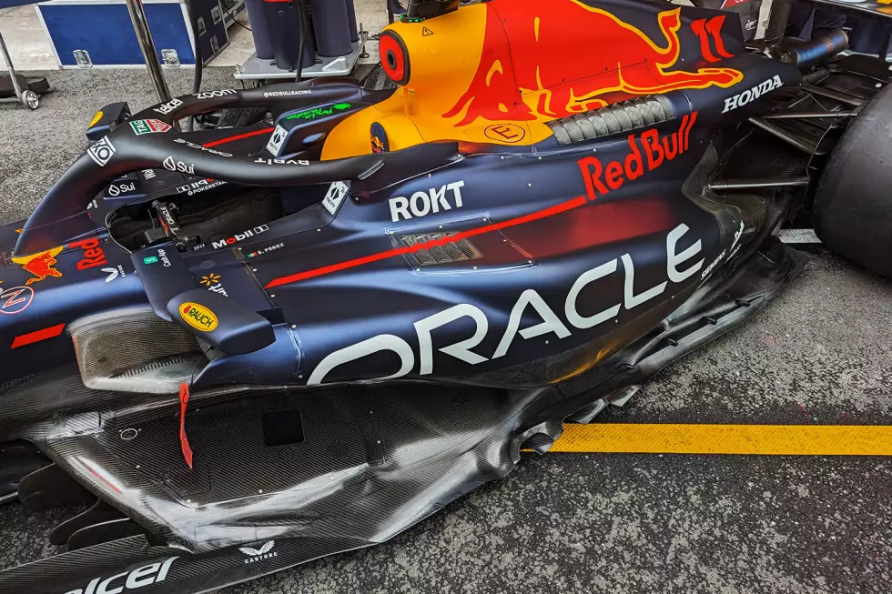 Foto zur News: Red Bull RB19: Seitenkasten mit Unterboden