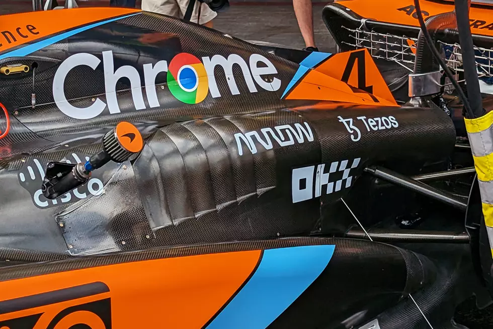 Foto zur News: McLaren MCL60: Motorhaube mit Kühlschlitzen