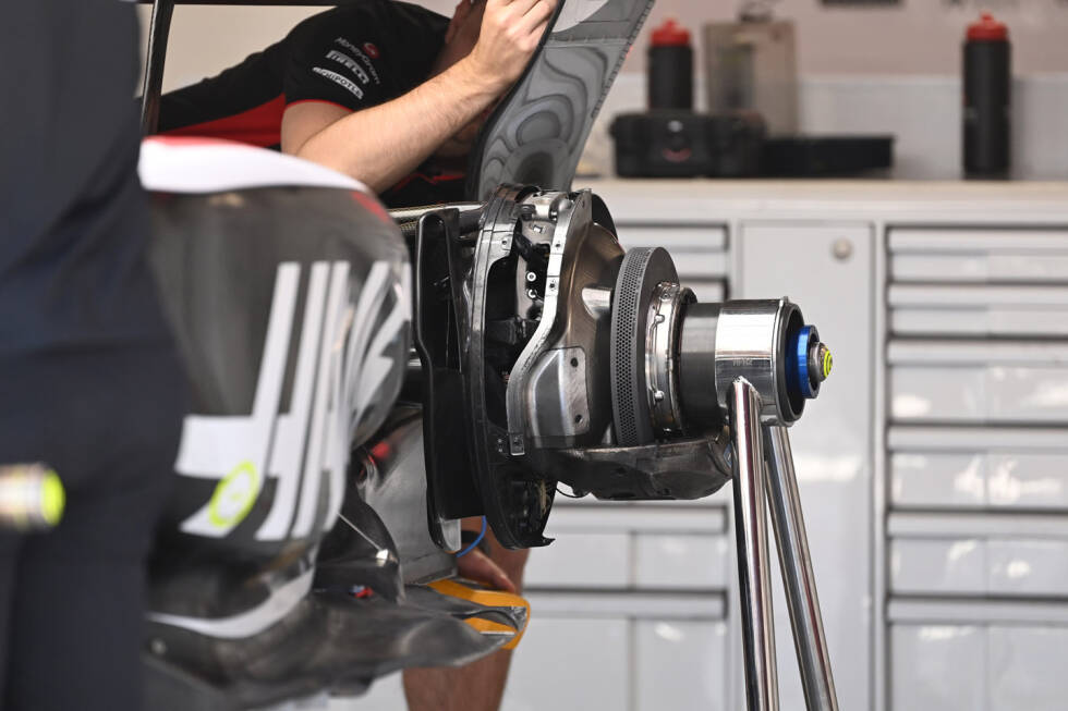 Foto zur News: Haas VF-23: Hinterrad-Bremse