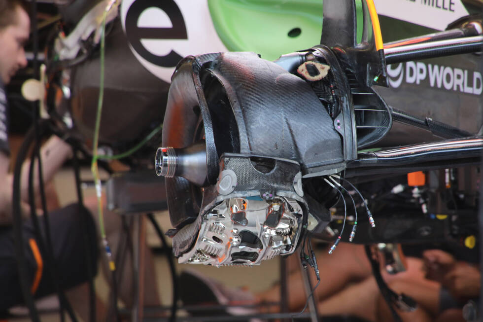 Foto zur News: McLaren MCL60: Vorderrad-Bremse