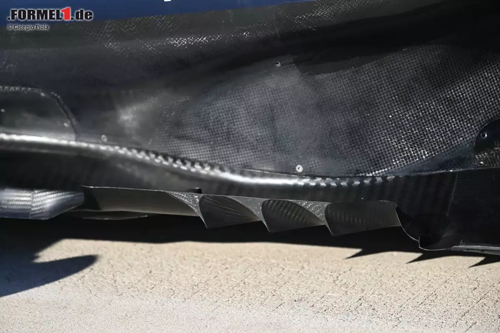 Beim Rennen in den USA kam ein überarbeitetes Flügeldesign zum Einsatz, bei dem der vordere Flügelabschnitt eine stärkere Wölbung erhielt, während der Abschnitt hinter den Streben ebenfalls verlängert wurde. Foto zur News: Beim Rennen in den USA kam ein überarbeitetes Flügeldesign zum Einsatz, bei dem der vordere Flügelabschnitt eine stärkere Wölbung erhielt, während der Abschnitt hinter den Streben ebenfalls verlängert wurde.