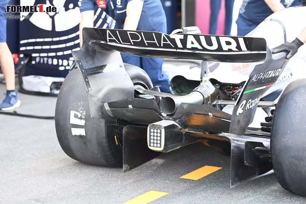 Ein Überblick über das Heck des AT04 beim Großen Preis von Saudi-Arabien, der den Beam-Wing mit einem oberen Element, das unter dem Auspuff und über der Crash-Struktur verläuft, zeigt. Foto zur News: Ein Überblick über das Heck des AT04 beim Großen Preis von Saudi-Arabien, der den Beam-Wing mit einem oberen Element, das unter dem Auspuff und über der Crash-Struktur verläuft, zeigt.