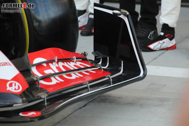 Foto zur News: Haas ist eines von drei Teams, darunter Red Bull und Mercedes, die ein Winglet auf dem hinteren Innenviertel der Frontflügel-Endplatte montiert haben. In diesem Fall verfügt der Haas-Winglet auch über einen Schlitz, der mit den darunter liegenden Schlitzen zwischen den vorderen Flügelelementen zusammenpasst.