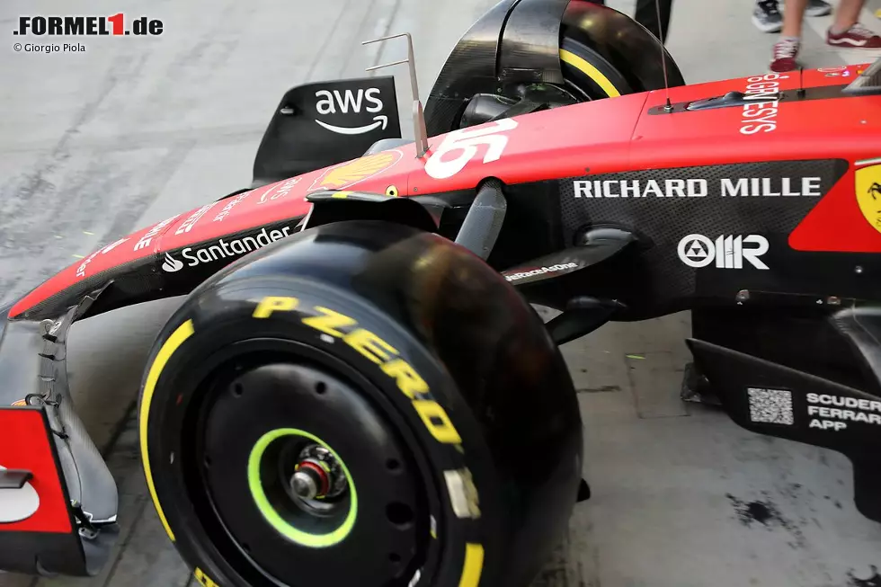 Ferraris Vorderradaufhängung ist aus aerodynamischen Gründen etwas stärker angewinkelt, ähnlich wie bei einigen Konkurrenten, aber um das Chassis an anderer Stelle so hoch wie möglich zu halten, wurde für den hinteren Schenkel des unteren Querlenkers ein Kielprofil geschaffen. Foto zur News: Ferraris Vorderradaufhängung ist aus aerodynamischen Gründen etwas stärker angewinkelt, ähnlich wie bei einigen Konkurrenten, aber um das Chassis an anderer Stelle so hoch wie möglich zu halten, wurde für den hinteren Schenkel des unteren Querlenkers ein Kielprofil geschaffen.