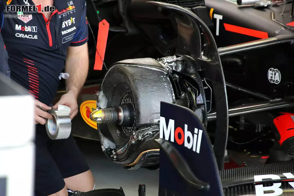 Red Bull hat für 2023 Änderungen an den internen Bremsschächten vorgenommen und die in der letzten Saison verwendete Verkleidungslösung, die die Bremsscheibe umschließt, erweitert. Foto zur News: Red Bull hat für 2023 Änderungen an den internen Bremsschächten vorgenommen und die in der letzten Saison verwendete Verkleidungslösung, die die Bremsscheibe umschließt, erweitert.