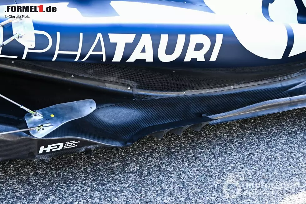Eine Nahaufnahme des Bodens des AlphaTauri AT04 gibt einen guten Blick auf den neuen Edge-Wing. Der Flap ist über den Boden angehoben und verfügt über eine Reihe von strömungslenkenden Elementen, um den Luftstrom zu bündeln, wenn er unter dem Boden hervorkommt. Foto zur News: Eine Nahaufnahme des Bodens des AlphaTauri AT04 gibt einen guten Blick auf den neuen Edge-Wing. Der Flap ist über den Boden angehoben und verfügt über eine Reihe von strömungslenkenden Elementen, um den Luftstrom zu bündeln, wenn er unter dem Boden hervorkommt.