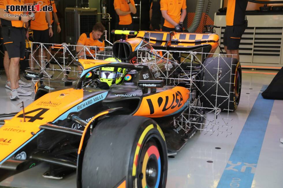 McLarens Gitter hingegen war, zumindest in diesem Fall, etwas breiter und in der Mitte des Fahrzeugs, um die Seitenkästen und die Airbox herum, angebracht. Auch das Gitter selbst sieht anders aus und hebt sich von anderen ab. McLarens Gitter hingegen war, zumindest in diesem Fall, etwas breiter und in der Mitte des Fahrzeugs, um die Seitenkästen und die Airbox herum, angebracht. Auch das Gitter selbst sieht anders aus und hebt sich von anderen ab.