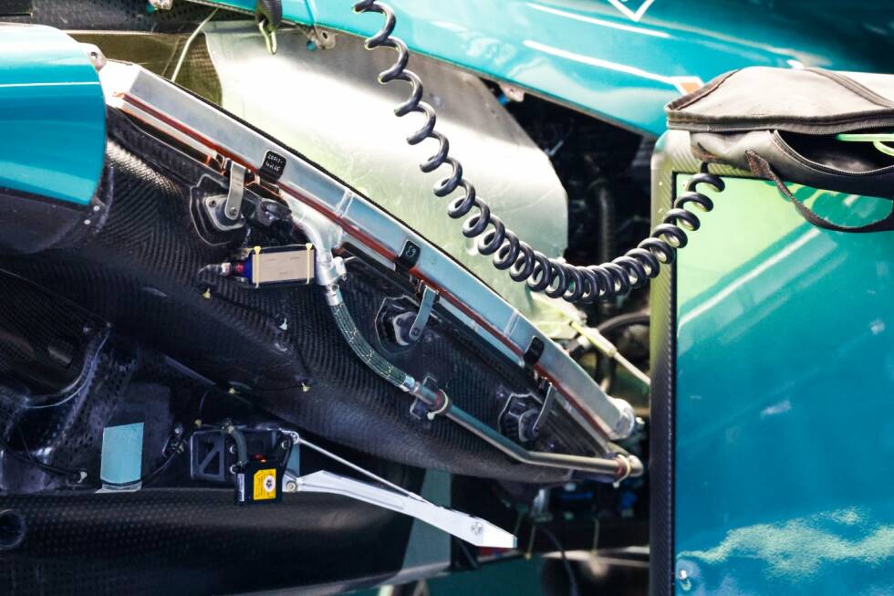 Foto zur News: Aston Martin AMR23: Kühlerinstallation im Seitenkasten