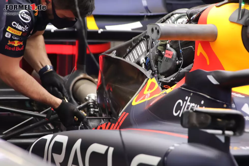 Ein Blick unter die Haube, ohne die Motorabdeckung, bietet uns einen seltenen Blick auf die interne strombildende Bodywork, das sich zwischen der Power-Unit und dem äußeren Bodywork befindet. Foto zur News: Ein Blick unter die Haube, ohne die Motorabdeckung, bietet uns einen seltenen Blick auf die interne strombildende Bodywork, das sich zwischen der Power-Unit und dem äußeren Bodywork befindet.