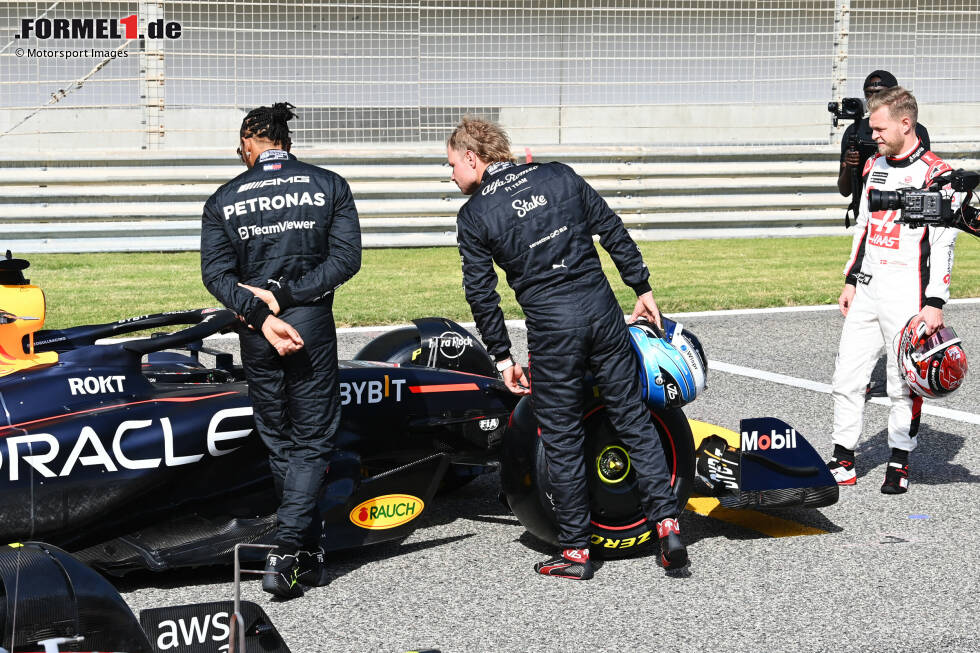 Red Bull rückte erstmals mit dem RB19 aus, nachdem man beim Launch in New York lediglich einen RB18 von 2022 im neuen Design präsentiert hatte. Der Neuwagen des Weltmeisterteams wurde von Lewis Hamilton (Mercedes), Valtteri Bottas (Alfa Romeo) und Kevin Magnussen (Haas) gleich mal inspiziert. Red Bull rückte erstmals mit dem RB19 aus, nachdem man beim Launch in New York lediglich einen RB18 von 2022 im neuen Design präsentiert hatte. Der Neuwagen des Weltmeisterteams wurde von Lewis Hamilton (Mercedes), Valtteri Bottas (Alfa Romeo) und Kevin Magnussen (Haas) gleich mal inspiziert.