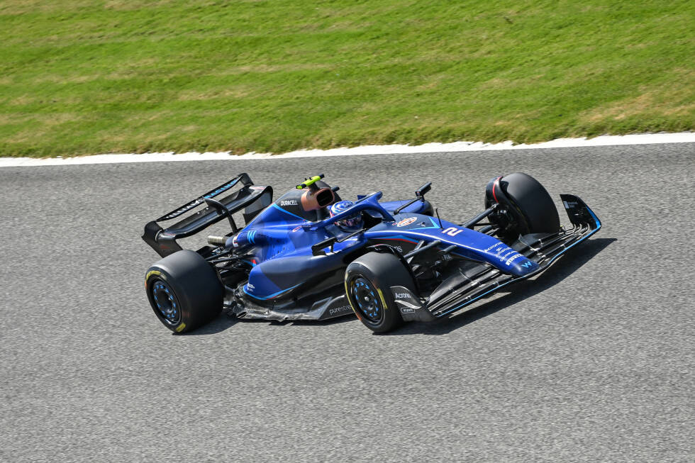 Foto zur News: Der Tagesschnellste Zhou war am Freitag übrigens einer von drei Fahrern, die den ganzen Tag im Auto saßen. Die anderen beiden: Fernando Alonso im Aston Martin AMR23 und Formel-1-Rookie Logan Sargeant im Williams FW45 (Foto). Sargeant fuhr mit 154 Runden die meisten Runden des Tages.