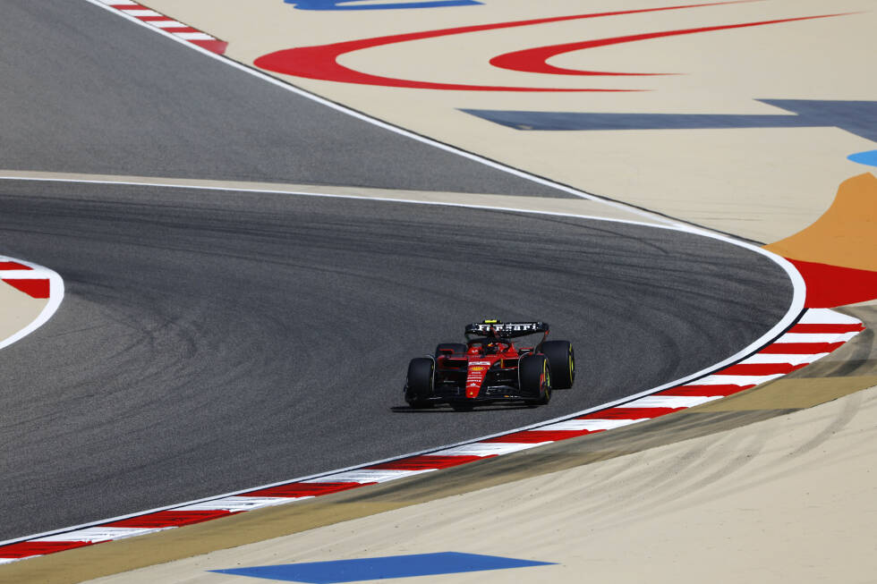 Foto zur News: Und auch im direkten Longrun-Vergleich mit Ferrari (Carlos Sainz im SF-23) war Red-Bull-Pilot Perez ein paar Zehntelsekunden pro Runde schneller.