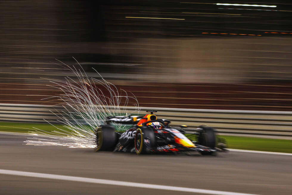 Foto zur News: Verstappen reihte sich (mit härteren Reifen) mit knappem Rückstand von 0,040 Sekunden auf Zhou auf P2 im Tagesergebnis ein. Fernando Alonso, der im Aston Martin am Donnerstag mit P2 überrascht hatte, hinterließ mit P3 erneut einen guten Eindruck.