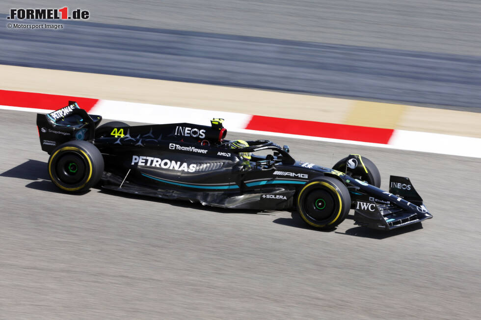 Am Mercedes von Lewis Hamilton löste sich am Freitagvormittag ein Teil und blieb auf dem Asphalt liegen. Fernando Alonso (Aston Martin) konnte nicht ausweichen und fuhr drüber. Großer Schaden entstand nicht. Alonso fuhr unbeirrt weiter. Hamilton griff gleich wieder ein, nachdem das Teil im Bereich der Kühlung ersetzt war. Am Mercedes von Lewis Hamilton löste sich am Freitagvormittag ein Teil und blieb auf dem Asphalt liegen. Fernando Alonso (Aston Martin) konnte nicht ausweichen und fuhr drüber. Großer Schaden entstand nicht. Alonso fuhr unbeirrt weiter. Hamilton griff gleich wieder ein, nachdem das Teil im Bereich der Kühlung ersetzt war.