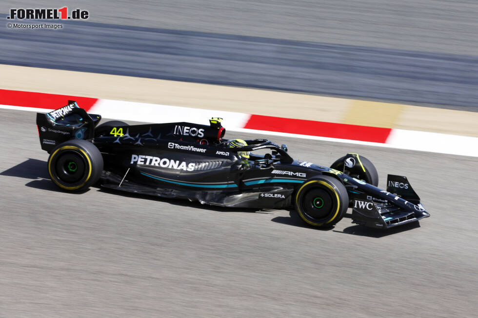Foto zur News: Am Mercedes von Lewis Hamilton löste sich am Freitagvormittag ein Teil und blieb auf dem Asphalt liegen. Fernando Alonso (Aston Martin) konnte nicht ausweichen und fuhr drüber. Großer Schaden entstand nicht. Alonso fuhr unbeirrt weiter. Hamilton griff gleich wieder ein, nachdem das Teil im Bereich der Kühlung ersetzt war.