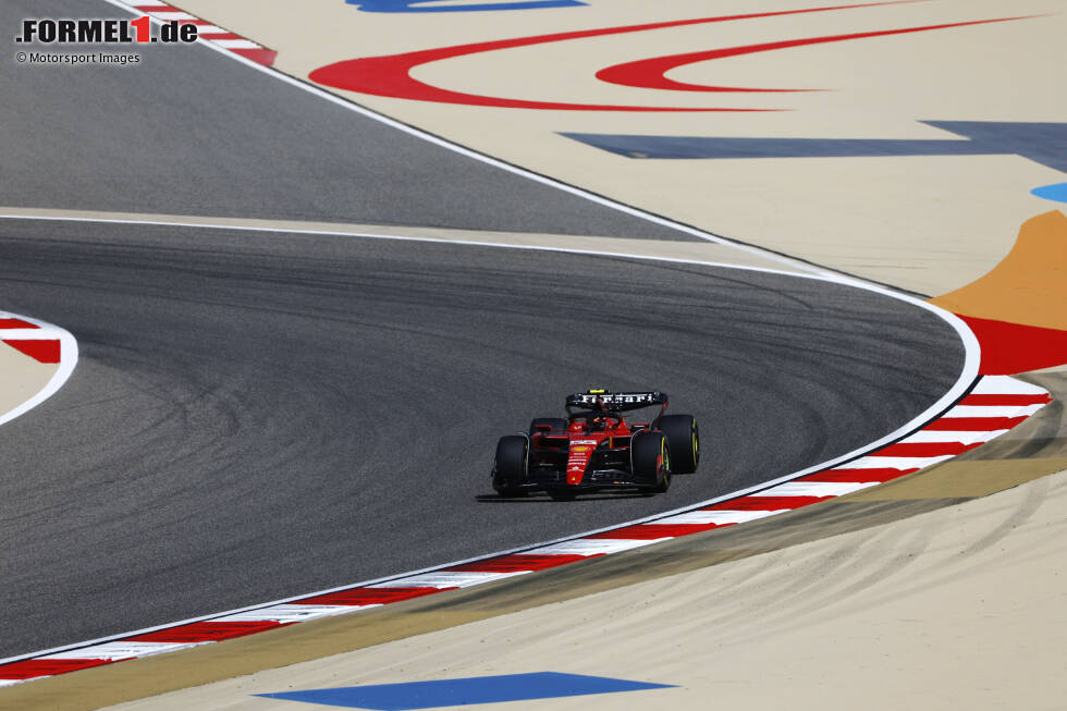 Foto zur News: Und auch im direkten Longrun-Vergleich mit Ferrari (Carlos Sainz im SF-23) war Red-Bull-Pilot Perez ein paar Zehntelsekunden pro Runde schneller.
