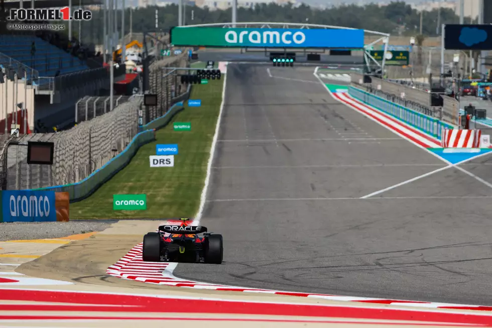 Foto zur News: Red Bull und AlphaTauri widmeten sich einer Rennsimulation. Sergio Perez und Yuki Tsunoda waren am Vormittag zeitgleich mit vollem Tank unterwegs. Dabei war der RB19 mit Perez durchschnittlich rund eine Sekunde schneller als der AT04 mit Tsunoda.