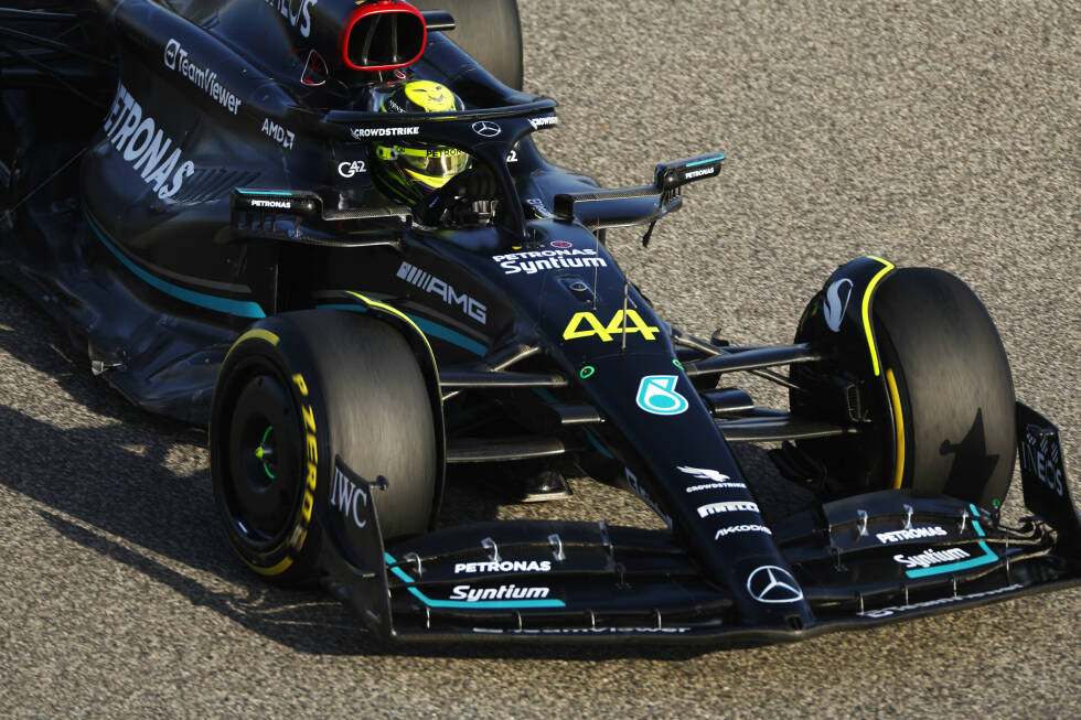 Foto zur News: Mercedes reihte sich dank einer Schlussattacke von Lewis Hamilton auf P2 der Zeitenliste ein. Der Rückstand auf Perez betrug 0,359 Sekunden - allerdings mit weicheren Reifen. Und: Freitags gab es am W14 einen Hydraulikdefekt. Mercedes&#039; Wochenbilanz in Runden: 398