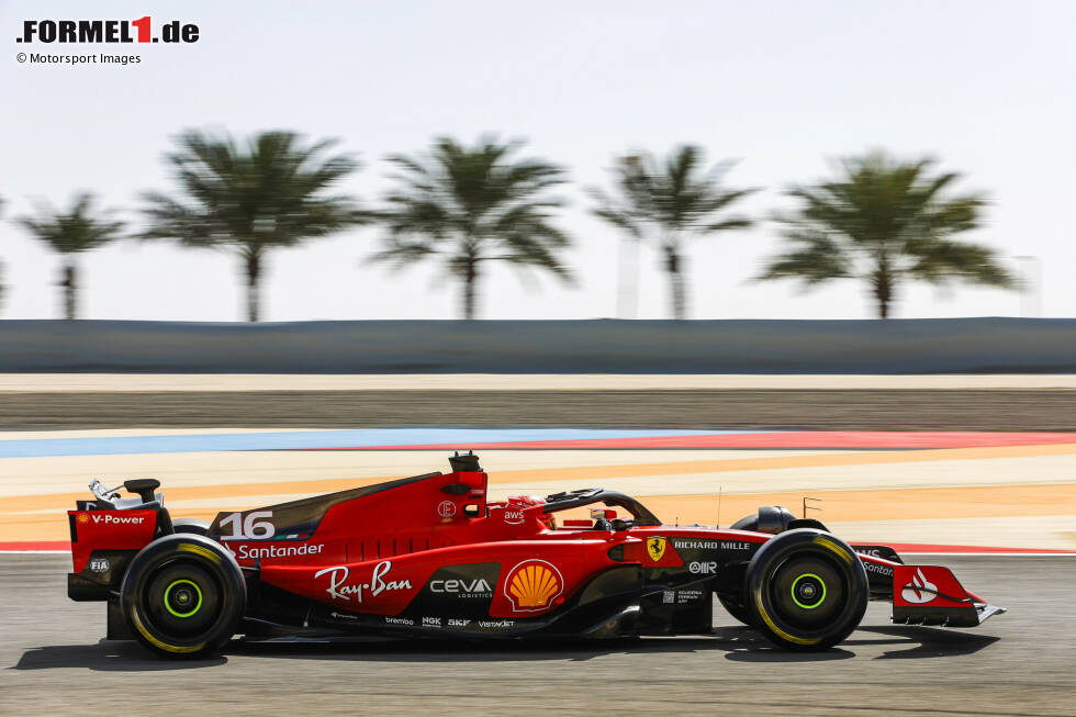 Foto zur News: Für Ferrari wurde Charles Leclerc am Samstag lange auf P1 notiert. Letzten Endes schloss er mit 0,719 Sekunden Rückstand auf Perez auf P4 ab, Teamkollege Carlos Sainz knapp dahinter. Die Reifenmischung war bei Red Bull und Ferrari identisch. Ferraris Wochenbilanz in Runden: 417