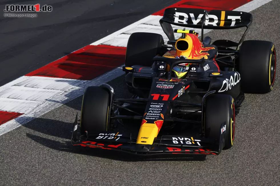 Foto zur News: Red Bull geht aus dem Bahrain-Test 2023 mit absoluter Bestzeit und stärkstem Eindruck auf Longruns hervor. Sergio Perez fuhr im RB19 am Samstag die Fabelzeit von 1:30.305 Minuten - schneller als die Pole-Zeit 2022 von Charles Leclerc. Max Verstappen fuhr am Samstag nicht. Red Bulls Wochenbilanz in Runden: 413