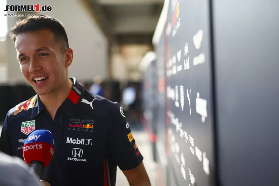 Foto zur News: #8 Alexander Albon: Gasly wird damals durch Albon ersetzt, der seine erste Formel-1-Saison fährt. Zwar schlägt er sich beachtlich, gegen Max Verstappen sieht er jedoch kein Land. Immerhin darf der Thailänder 2020 zwei Podestplätze bejubeln, bevor er seinen Stammplatz in der Formel 1 für ein Jahr verliert und bei Williams neu beginnt.