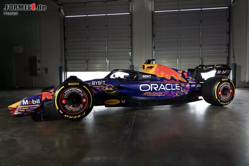 Foto zur News: Der Red Bull RB19 von Verstappen und Perez bekommt einen etwas helleren Grundton und diverse Leuchtelemente spendiert, dazu Las-Vegas-typische Abbildungen wie Spielkarten und Spielsteine. Und ...