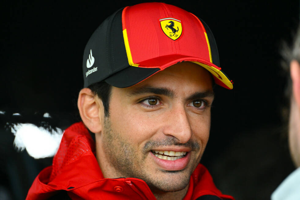 Foto zur News: Carlos Sainz (Spanien) hat 2022 um weitere zwei Jahre bei Ferrari verlängert und hat sein Formel-1-Cockpit demnach bis einschließlich 2024 sicher. Danach endet seine Zeit bei der Scuderia, er wird 2025 durch Lewis Hamilton ersetzt.