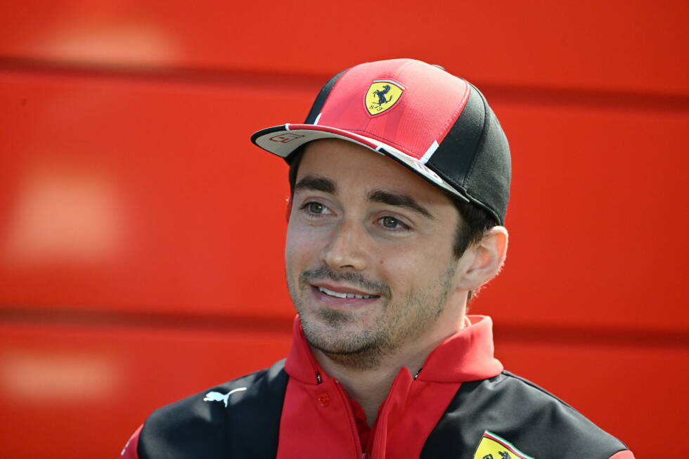Foto zur News: Charles Leclerc (Monaco) hat seinen eigentlich 2024 auslaufenden Ferrari-Vertrag auf unbestimmte Zeit verlängert. Das Team spricht von &quot;mehreren Jahren&quot;. Vermutlich erstreckt sich die Laufzeit also auf mindestens bis Ende 2026.