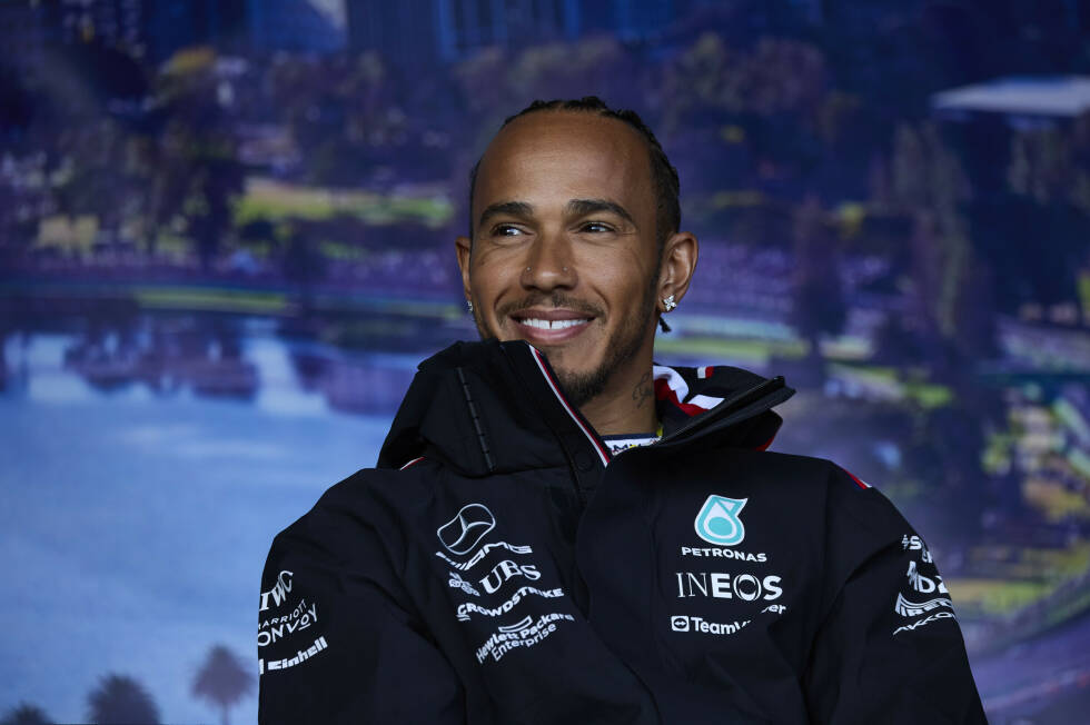 Foto zur News: Lewis Hamilton (Großbritannien) hatte bei Mercedes eigentlich bis 2025 unterschrieben. Er zog allerdings eine Ausstiegsklausel und verlässt das Team bereits Ende 2024, um 2025 zu Ferrari zu wechseln, wo er einen &quot;mehrjährigen Vertrag&quot; unterzeichnet hat.