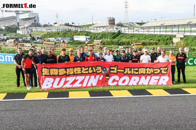 Foto zur News: "Buzzin' Corner": Sebastian Vettel und die Formel-1-Fahrer 2023 bei der Vorstellung des Insekten-Projekts von Vettel im Infield des Suzuka International Racing Course in Japan. Die schwarz-gelben Randsteine sind kein Zufall, sondern ...