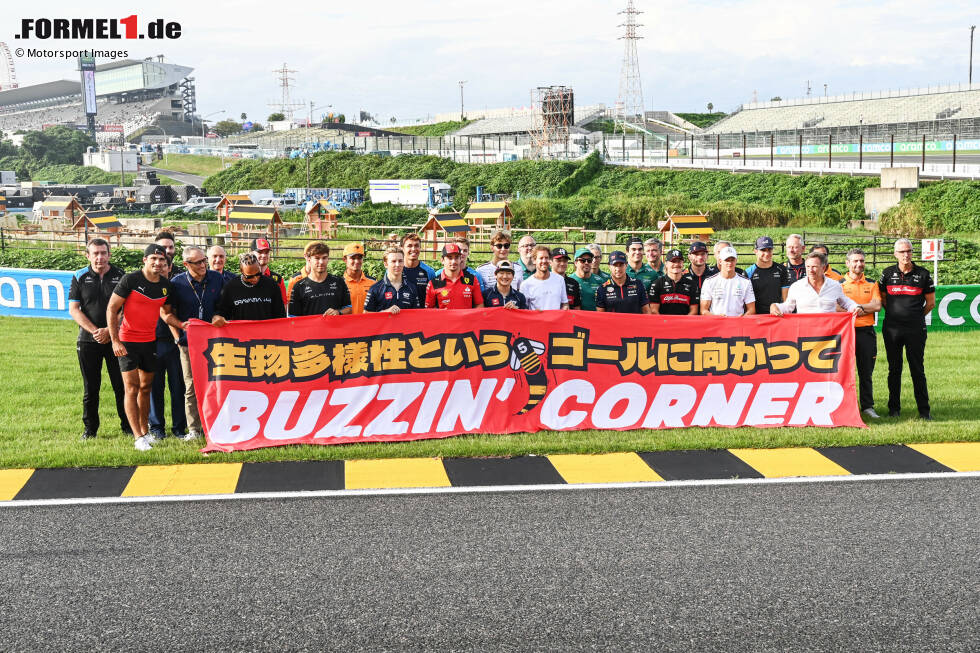 "Buzzin' Corner": Sebastian Vettel und die Formel-1-Fahrer 2023 bei der Vorstellung des Insekten-Projekts von Vettel im Infield des Suzuka International Racing Course in Japan. Die schwarz-gelben Randsteine sind kein Zufall, sondern ... "Buzzin' Corner": Sebastian Vettel und die Formel-1-Fahrer 2023 bei der Vorstellung des Insekten-Projekts von Vettel im Infield des Suzuka International Racing Course in Japan. Die schwarz-gelben Randsteine sind kein Zufall, sondern ...