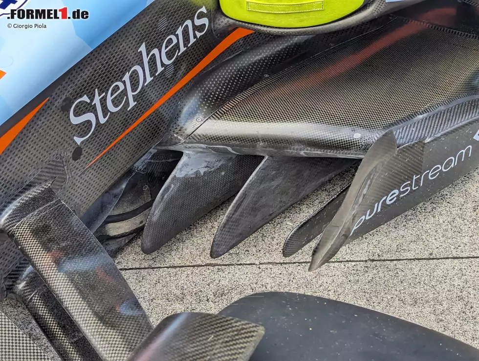 Eine Nahaufnahme der Vorderkante des Bodens und der Bodengitter des FW45. Foto zur News: Eine Nahaufnahme der Vorderkante des Bodens und der Bodengitter des FW45.