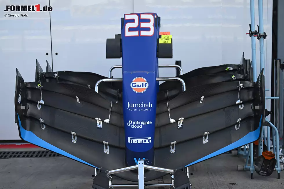 Ein Blick von oben auf den Frontflügel mit der neueren Flap-Verteilung, die beim britischen Grand Prix eingeführt wurde. Bei dieser Spezifikation ist der bewegliche Teil viel breiter, was zu einem schmaleren statischen Teil entlang der Nase führt. Foto zur News: Ein Blick von oben auf den Frontflügel mit der neueren Flap-Verteilung, die beim britischen Grand Prix eingeführt wurde. Bei dieser Spezifikation ist der bewegliche Teil viel breiter, was zu einem schmaleren statischen Teil entlang der Nase führt.