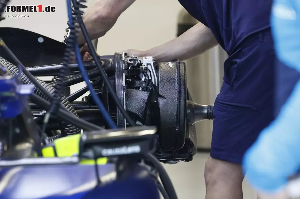 Ein Blick auf die hintere Bremsanlage des FW45 ohne die äußere Bremstrommel zeigt, dass das Team auch hier eine Scheibenverkleidung verwendet hat, so wie an der Front des Autos. Foto zur News: Ein Blick auf die hintere Bremsanlage des FW45 ohne die äußere Bremstrommel zeigt, dass das Team auch hier eine Scheibenverkleidung verwendet hat, so wie an der Front des Autos.