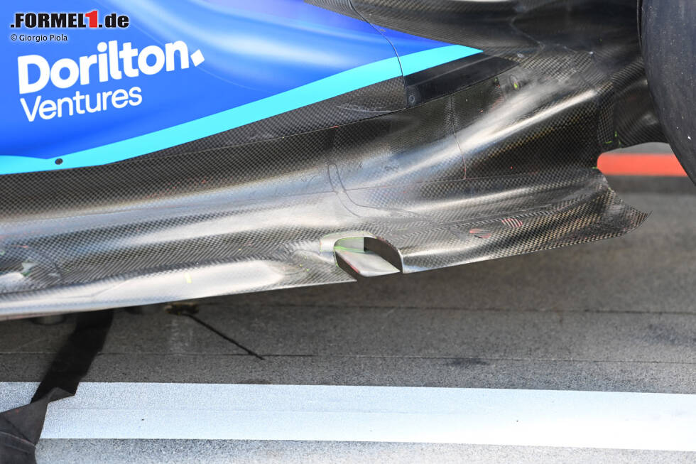 Foto zur News: Eine Nahaufnahme des Bodenausschnitts und der Unterbodenlasche, die zu Beginn der Saison von Williams verwendet wurden.