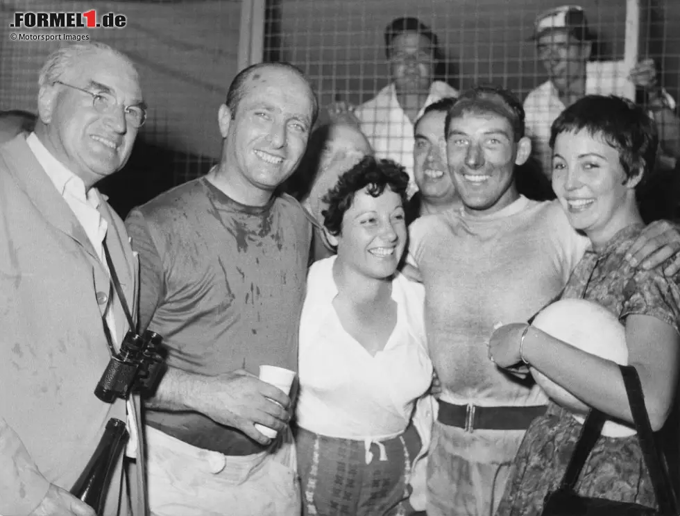 #6 Juan Manuel Fangio (46 Jahre, 2 Monate, 15 Tage) - Apropos Fangio: Der erfolgreichste F1-Fahrer der 50er-Jahre holt 1957 in Monza sein letztes Podium. Seinen fünften WM-Titel hat der Argentinier schon zwei Rennen früher klargemacht und kann daher mit Rennsieger Stirling Moss seinen Formel-1-Vollzeit-Ausklang feiern. Foto zur News: #6 Juan Manuel Fangio (46 Jahre, 2 Monate, 15 Tage) - Apropos Fangio: Der erfolgreichste F1-Fahrer der 50er-Jahre holt 1957 in Monza sein letztes Podium. Seinen fünften WM-Titel hat der Argentinier schon zwei Rennen früher klargemacht und kann daher mit Rennsieger Stirling Moss seinen Formel-1-Vollzeit-Ausklang feiern.