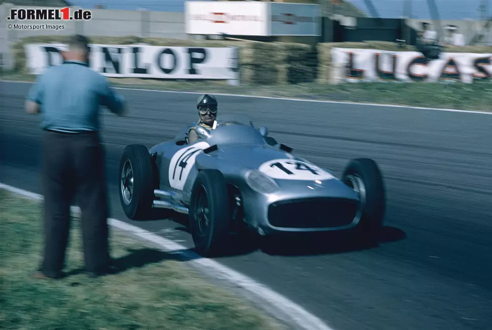 #7 Karl Kling (44 Jahre, 10 Monate) - Gleich sein erstes Formel-1-Rennen 1954 wird mit Platz zwei das erfolgreichste des Deutschen, der aber nur zwei Jahre für Mercedes absolviert. Sein zweites Podium kommt bei seinem vorletzten GP dazu: In Aintree ist er Teil eines Vierfach-Sieges von Mercedes hinter Stirling Moss und Juan Manuel Fangio. Foto zur News: #7 Karl Kling (44 Jahre, 10 Monate) - Gleich sein erstes Formel-1-Rennen 1954 wird mit Platz zwei das erfolgreichste des Deutschen, der aber nur zwei Jahre für Mercedes absolviert. Sein zweites Podium kommt bei seinem vorletzten GP dazu: In Aintree ist er Teil eines Vierfach-Sieges von Mercedes hinter Stirling Moss und Juan Manuel Fangio.