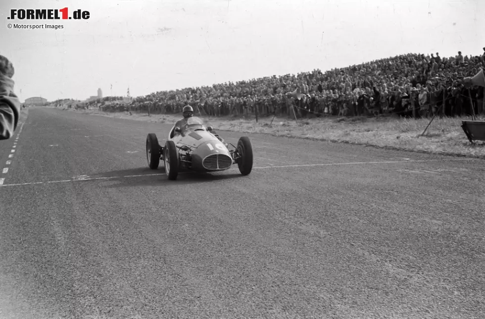 #3 Felice Bonetto (49 Jahre, 11 Monate, 29 Tage) - Seinen dritten Platz in Zandvoort 1953 teilt sich der Maserati-Pilot mit Jose Froilan Gonzalez, der aufgrund eines Aufhängungsschadens ausscheidet und den Wagen seines Markenkollegen nach 25 von 90 Runden übernimmt. Aufgrund der Regeln damals werden die vier Punkte unter beiden geteilt. Foto zur News: #3 Felice Bonetto (49 Jahre, 11 Monate, 29 Tage) - Seinen dritten Platz in Zandvoort 1953 teilt sich der Maserati-Pilot mit Jose Froilan Gonzalez, der aufgrund eines Aufhängungsschadens ausscheidet und den Wagen seines Markenkollegen nach 25 von 90 Runden übernimmt. Aufgrund der Regeln damals werden die vier Punkte unter beiden geteilt.