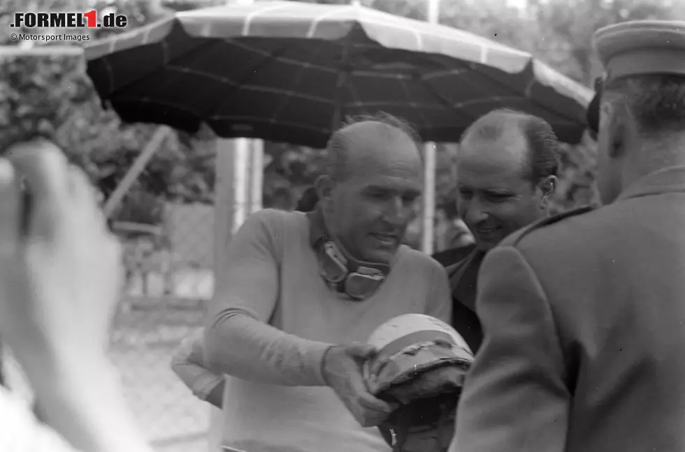 #5 Giuseppe Farina (48 Jahre, 7 Monate, 6 Tage) - Der erste Formel-1-Weltmeister der Geschichte ist sogar noch einmal zweieinhalb Jahre älter als sein Rivale Fangio, als er in Spa 1955 als Dritter auf das Podium fährt. Für den Ferrari-Piloten ist es der letzte Rennstart in der Königsklasse. Foto zur News: #5 Giuseppe Farina (48 Jahre, 7 Monate, 6 Tage) - Der erste Formel-1-Weltmeister der Geschichte ist sogar noch einmal zweieinhalb Jahre älter als sein Rivale Fangio, als er in Spa 1955 als Dritter auf das Podium fährt. Für den Ferrari-Piloten ist es der letzte Rennstart in der Königsklasse.